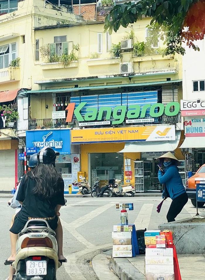 Dạo một vòng quanh trục phố Lương Văn Can, hồ Gươm không khó để tìm mua được thuốc lá điển tử. Chỉ cần khách dừng lại và hỏi người bán sẽ cung cấp đủ ngay.