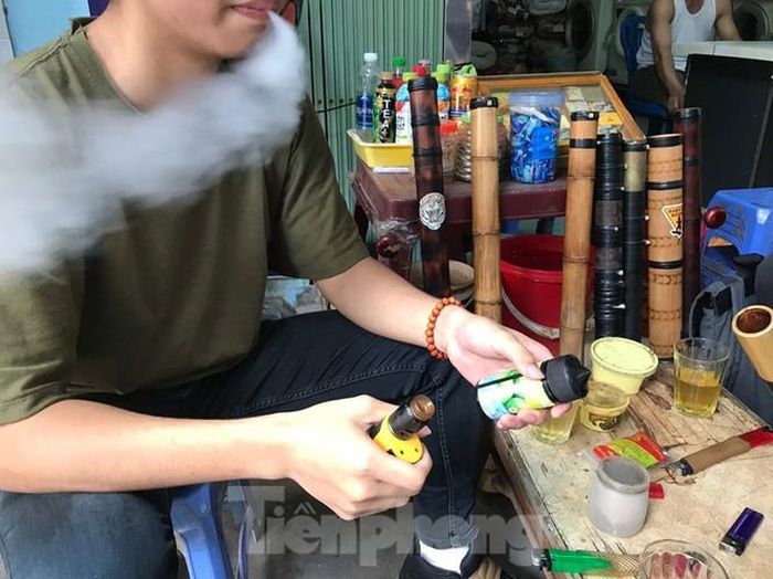 Thuốc lá điện tử là thiết bị chạy bằng pin dùng để làm nóng dung dịch lỏng (thường chứa nicotine), biến dung dịch này thành hơi để người hút có thể hít vào phổi. Điều này rất nguy hiểm, độc hại cho sức khỏe.