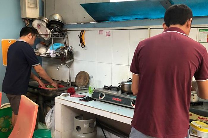 Ở xóm hiếm muộn, đàn ông thường phụ trách việc nấu nướng ẢNH: TRUNG DU
