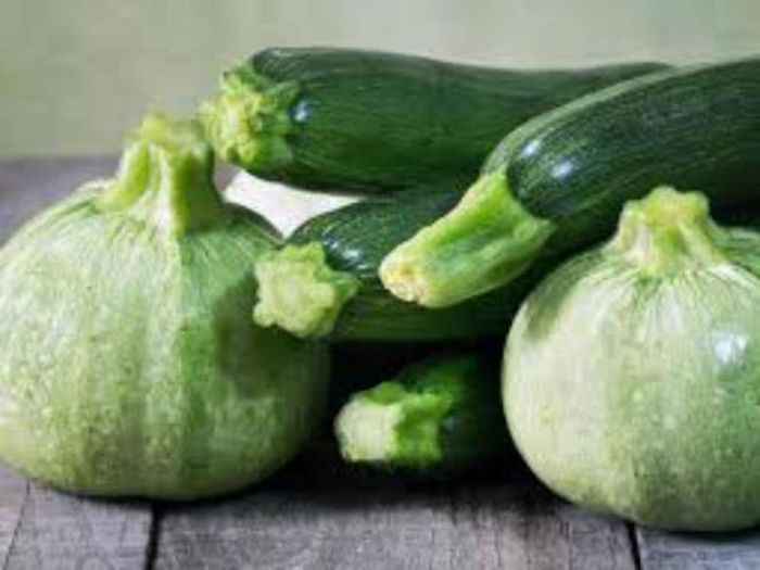 Bí giàu vitamin và khoáng chất, gồm vitamin B, kali, axit béo omega-3, folate… tốt cho sức khỏe. Các chuyên gia khuyên nên ăn nhiều quả bí vào mùa hè.