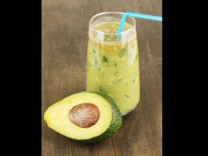 Theo các chuyên gia, bơ là loại quả cần ăn nhiều vào mùa hè do rất giàu chất béo lành mạnh, giúp bảo vệ sức khỏe của tim. Ăn bơ còn tốt cho da.
