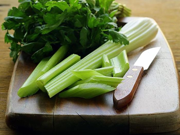 Được biết đến như loại thuốc giúp lợi tiểu tự nhiên, cần tây có tác dụng làm giảm lượng nước dư thừa trong cơ thể an toàn. Ngoài ra, loại rau này cũng hỗ trợ điều trị chứng đầy hơi và làm sạch thận rất tốt.