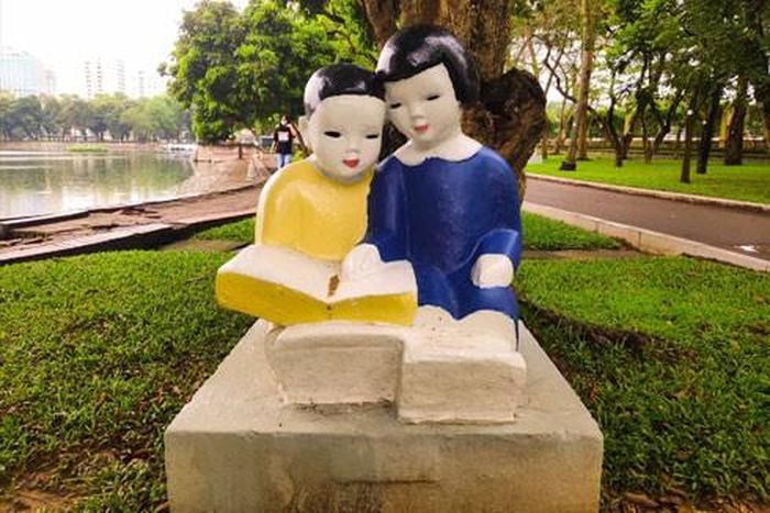 Những bức tượng trong Công viên Thống Nhất sau khi “được” sơn xanh - đỏ - tím - vàng đã bị dư luận phản đối gay gắt
