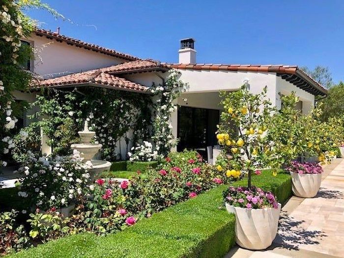  Bất động sản có tổng diện tích gần 8.100 m2 được ngôi sao này mua lại từ nam ca sĩ Justin Bieber vào năm 2014 với giá khoảng 7,2 triệu USD. 