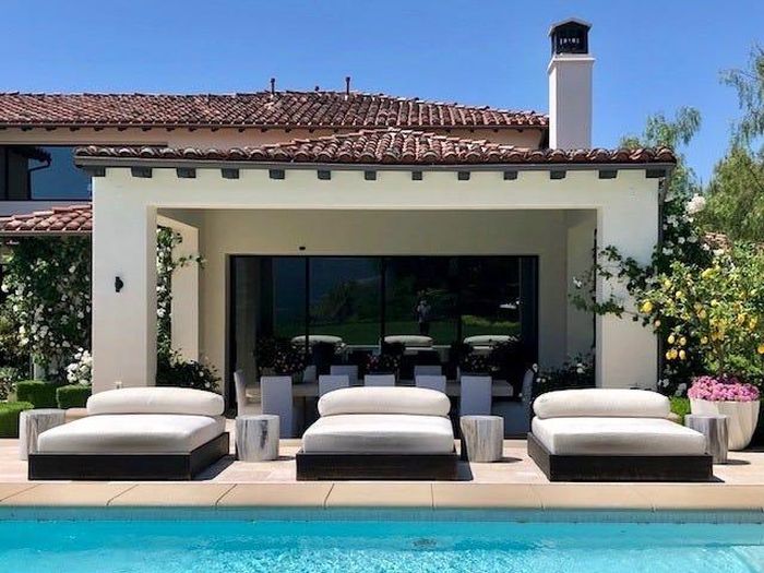  Hồ bơi ngoài trời được Khloe Kardashian cải tạo vào năm 2019. Xung quanh khu vực này được tô điểm sặc sỡ bởi màu sắc từ nhiều loài hoa. 