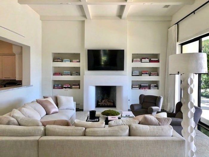 Căn biệt thự chính rộng khoảng 1.020 m2 với 6 phòng ngủ, 7 phòng tắm. Nội thất bên trong mang tông màu trắng chủ đạo. Những bức tường kính bao quanh đem đến cho gia chủ nhiều góc nhìn hướng ra khung cảnh thiên nhiên. 
