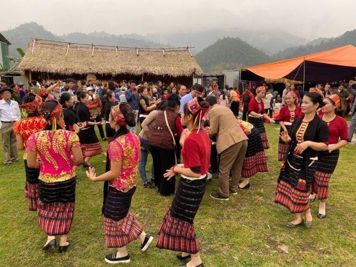 Người dân và khách du lịch giao lưu văn hóa văn nghệ với đồng bào các dân tộc huyện Con Cuông. Ảnh: Bích Huệ - TTXVN