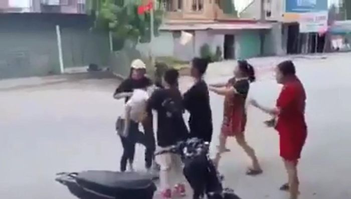 Sự việc chỉ dừng lại khi được hai người phụ nữ lớn tuổi đến can ngăn. Ảnh cắt từ clip