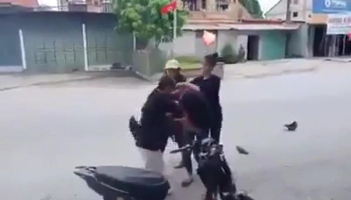 Nhóm nữ sinh đang vây đánh hội đồng một nữ sinh khác. Ảnh cắt từ clip