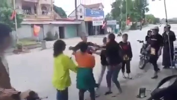 Hiện trường vụ nữ sinh đánh hội đồng ở Hương Sơn, Hà Tĩnh. Ảnh cắt từ clip