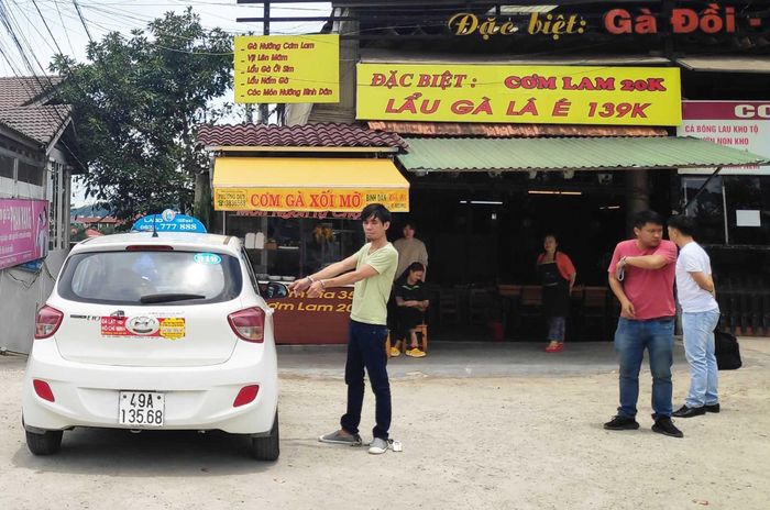 Đưa Phú đi thục nghiệm hiện trường vụ trộm ví trong taxi