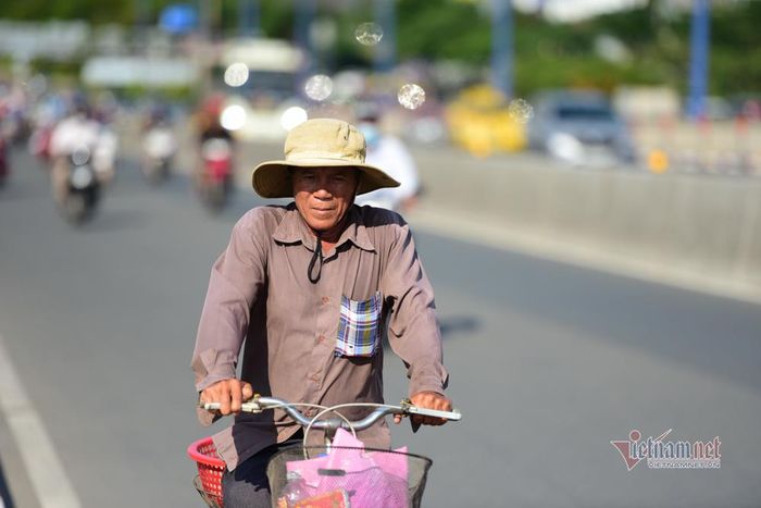 Dù vào mua mưa nhưng người dân vẫn cảm nhận thời tiết rất oi bức 