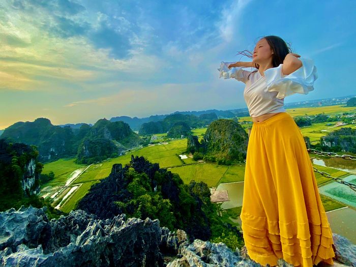 Những ruộng lúa chín trải dài bên cạnh con sông Ngô Đồng nổi tiếng hay dưới những chân đá vôi cổ đã hút hồn rất nhiều du khách cả trong và ngoài nước, trở thành điểm nhấn cho du lịch Ninh Bình.