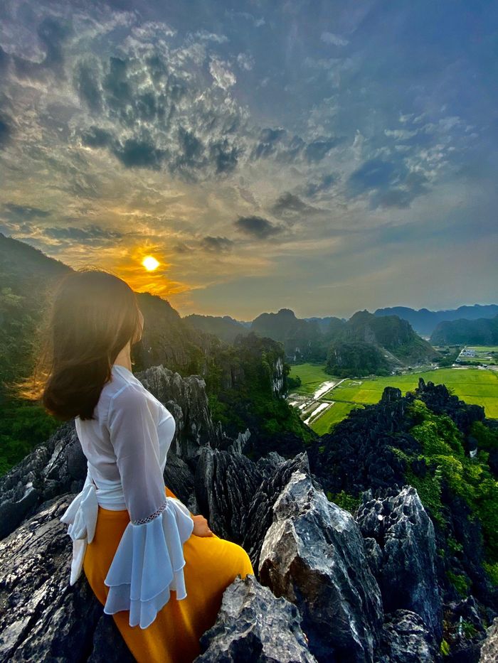 Còn muốn có những bức hình thu trọn "mùa vàng" Tam Cốc vào mùa lúa chín với phong cảnh non nước hữu tình thì hãy lên đỉnh núi Múa.