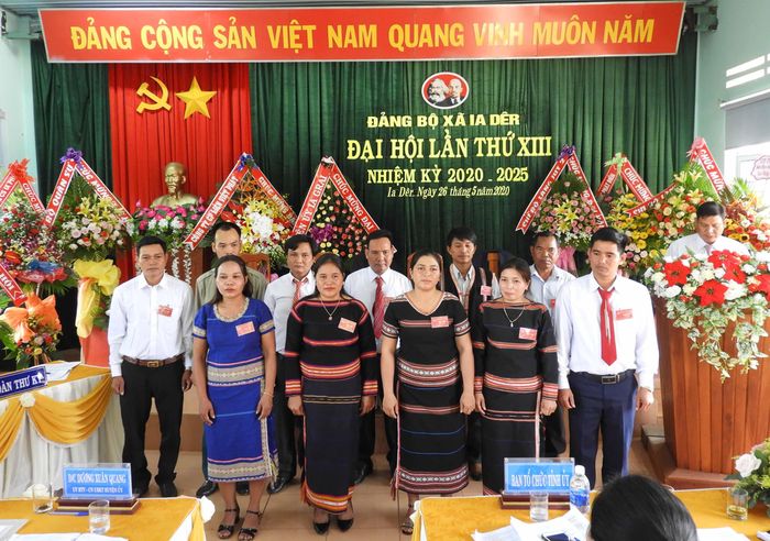 Ban Chấp hành Đảng bộ xã Ia Dêr khóa XIII ra mắt và nhận nhiệm vụ tại đại hội. Ảnh: Thanh Nhật