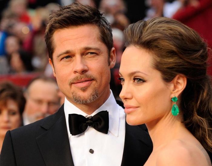  Khi về chung nhà với Angelina Jolie, Brad Pitt càng chú trọng vẻ ngoài hơn nữa. "Ông hoàng chải chuốt" luôn đủ sức níu mắt người đối diện ở vẻ phong độ, điềm đạm, và đặc biệt là ánh nhìn sâu đầy gợi tình của mình. Rất khó để diễn viên Ông bà Smith bị "dìm hàng" trước ống kính. 