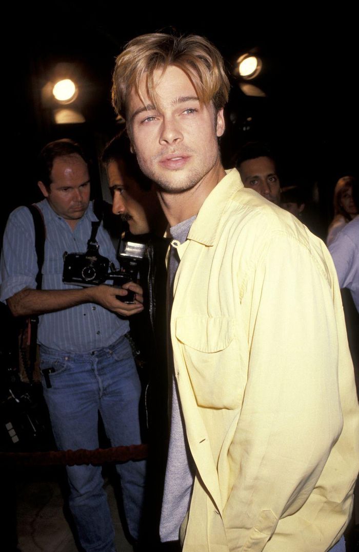 Từ những năm 1990, cùng với tài năng diễn xuất, Brad Pitt nổi lên như hình mẫu cho mọi đàn ông trên thế giới phải học theo. Anh sở hữu gương mặt hoàn hảo với khung xương hàm góc cạnh nam tính, đôi mắt xanh lơ và mái tóc nâu vàng lãng tử. Tạp chí People bình chọn ngôi sao sinh năm 1963 là người đàn ông quyến rũ nhất hành tinh. 