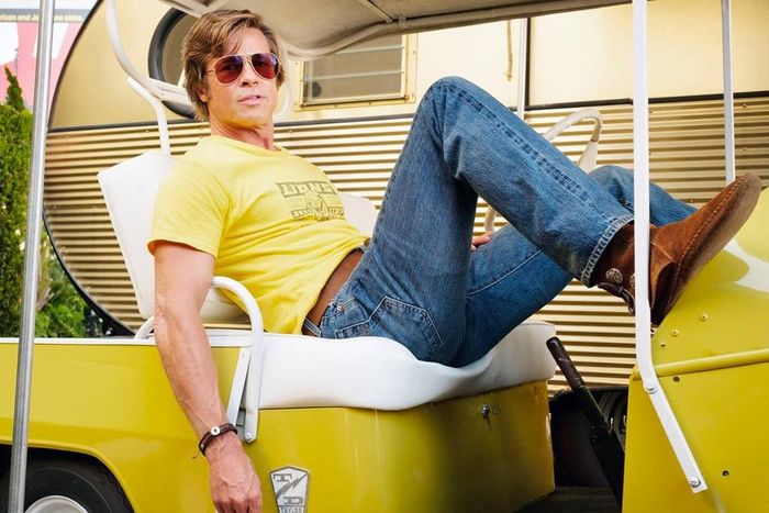  Năm 2019, Pitt tham gia Once Upon a Time in Hollywood, trong vai Cliff Booth - người bạn thân kiêm đóng thế của ngôi sao hết thời Rick Dalton. Mọi thứ về Booth được Pitt khắc họa quá đỗi chân thật và tự nhiên, từ tính cách phóng khoáng nhiệt tình cho đến vẻ đẹp bụi bặm, phong trần kiểu Mỹ. 