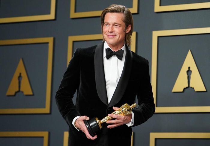  Trên thảm đỏ Oscar nhận giải Nam phụ xuất sắc cho Once Upon A Time In Hollywood đầu năm nay, chồng cũ Jolie vẫn trông rất thu hút dù có nhiều nếp nhăn nơi khóe mắt. Mái tóc vàng bóng loáng được vuốt ngược ra sao khiến Pitt được ví như thể một người mẫu quảng cáo dầu gội đầu trẻ trung. 