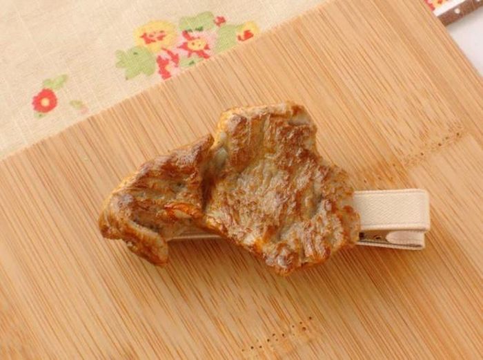 Bộ sưu tập thức ngon hấp dẫn từ món Á, món truyền thống Nhật tới món Âu được bày biện chỉn chu khiến người xem thích thú. Miếng sườn nướng là bản sao giống hệt có kích thước nhỏ hơn nhiều lần.