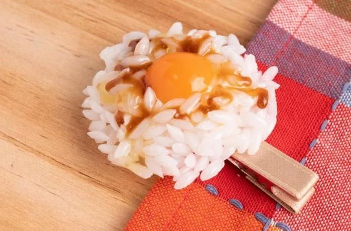 Tamago gohan là một món ăn chủ yếu phổ biến trong bữa ăn sáng của mọi gia đình xứ sở Phù Tang. Phần cơm trộn trứng sống cũng được biến hóa trong phiên bản tí hon.