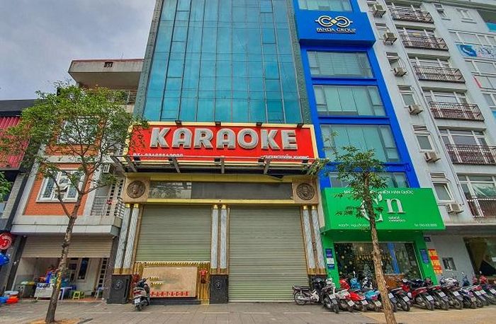Quán karaoke lén lút mở cửa đón khách trên đường Nguyễn Khang. Ảnh: Vĩnh Quang