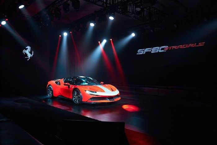 Ngoài ra, Ferrari SF90 Stradale còn được trang bị nút cảm ứng mới để người lái dễ dàng chỉnh những tính năng hay dùng như điều hòa. Vô lăng của Ferrari SF90 Stradale tích hợp nút eManettino để người lái chọn 4 chế độ vận hành mới, bao gồm eDrive cho phép xe chạy yên lặng trong nội thành, Hybrid mặc định sẽ tối ưu hóa khả năng tiết kiệm xăng của động cơ.