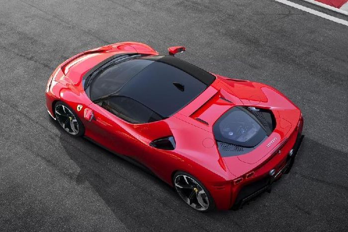 Siêu phẩm Ferrari SF90 Stradale ra mắt Thái Lan được trang bị động cơ xăng V8, tăng áp, dung tích 4.0 lít, sản sinh công suất tối đa 769 mã lực và mô-men xoắn cực đại 800 Nm. Động cơ này kết hợp với hệ thống hybrid bao gồm 3 mô-tơ điện. Trong đó, 1 mô-tơ điện nằm kẹp giữa động cơ V8 và hộp số tự động ly hợp kép 8 cấp mới. 2 mô-tơ điện còn lại được đặt trên cầu trước của Ferrari SF90 Stradale.