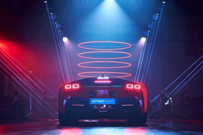 Bước vào bên trong khoang lái của Ferrari SF90 Stradale, người lái được chào đón bằng không gian nội thất mang phong cách tương lai. Lấy cảm hứng thiết kế từ khoang lái của máy bay, nội thất bên trong Ferrari SF90 Stradale đi kèm bảng đồng hồ kỹ thuật số 16 inch khổng lồ. Trong đó, đồng hồ đo vòng tua máy được đặt nằm giữa, hai bên là màn hình định vị và thông tin giải trí.