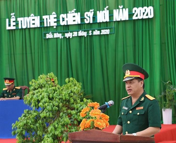 Thượng tá Đinh Hồng Tiếng - Chỉ huy trưởng Bộ Chỉ huy Quân sự tỉnh đề nghị, mỗi chiến sĩ phải nâng cao ý thức tự giác, trách nhiệm trọn đời với lời thề thiêng liêng. 