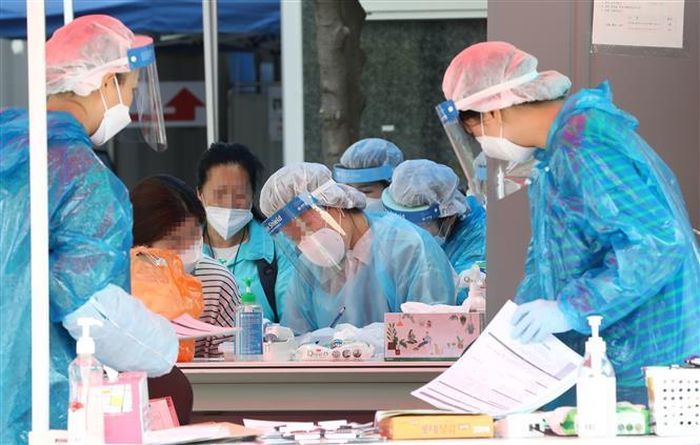 Nhân viên y tế làm việc tại điểm xét nghiệm COVID-19 ở Seoul, Hàn Quốc ngày 20/5/2020. Ảnh: Yonhap/ TTXVN