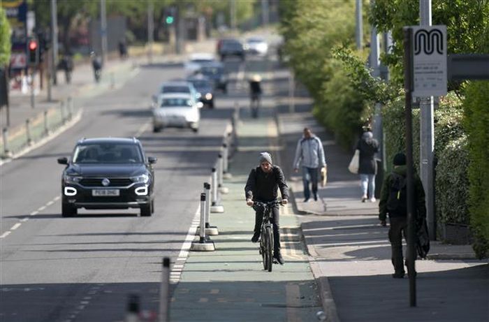 Người dân di chuyển trên đường phố tại Manchester, Anh ngày 14/5/2020. Ảnh: THX/ TTXVN