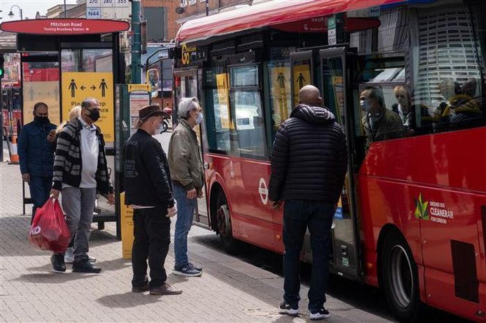 Người dân đeo khẩu trang phòng lây nhiễm COVID-19 tại London, Anh ngày 17/5/2020. Ảnh: THX/ TTXVN