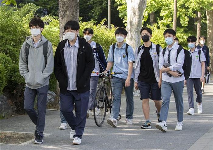 Học sinh tới trường tại Seoul, Hàn Quốc ngày 27/5/2020. Ảnh: THX/ TTXVN