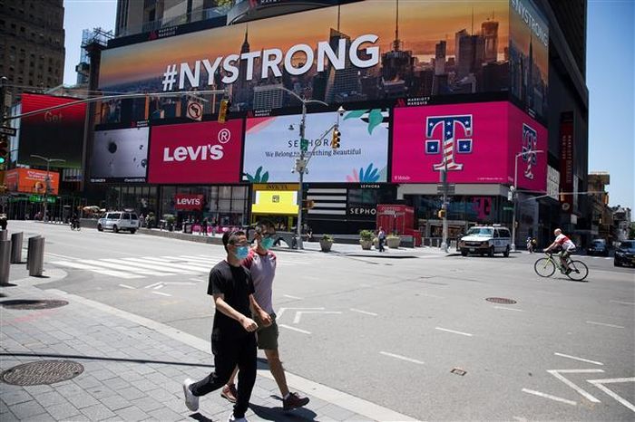 Người dân đeo khẩu trang phòng lây nhiễm COVID-19 tại New York, Mỹ ngày 26/5/2020. Ảnh: THX/ TTXVN