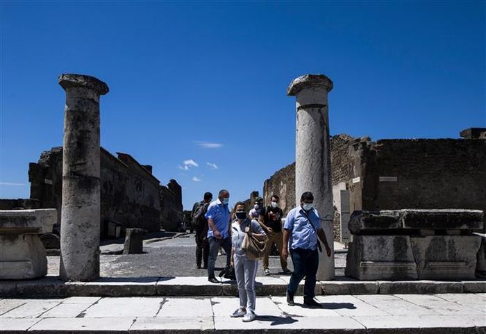 Khách thăm quan khu di tích Pompei của Italy ngày 26/5/2020, ngày đầu tiên mở cửa trở lại sau một thời gian ngừng đón khách do dịch COVID-19. Ảnh: AFP/TTXVN