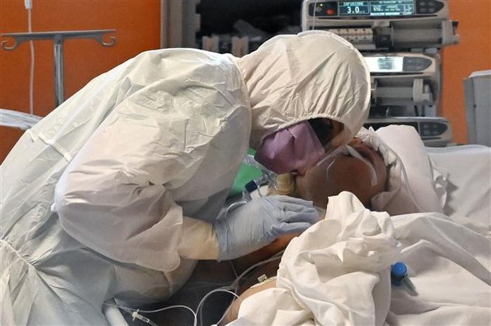 Nhân viên y tế lấy mẫu xét nghiệm COVID-19 cho bệnh nhân tại Strasbourg, Pháp ngày 12/5/2020. Ảnh: AFP/TTXVN