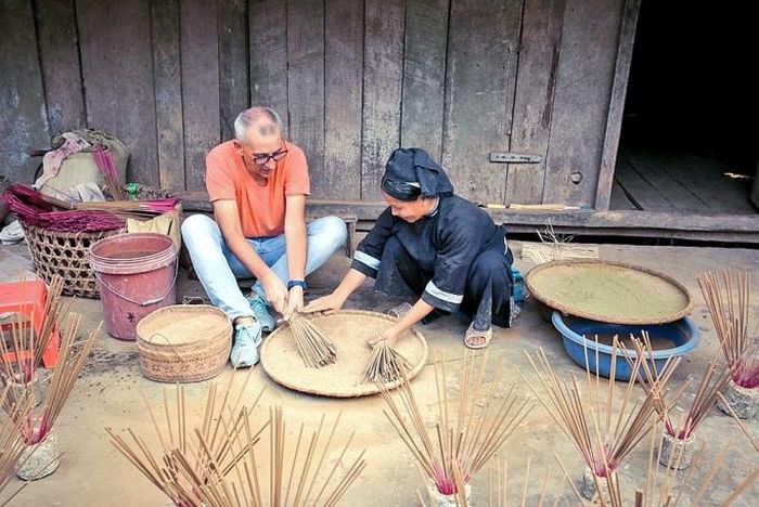 Trải nghiệm làm hương cùng đồng bào