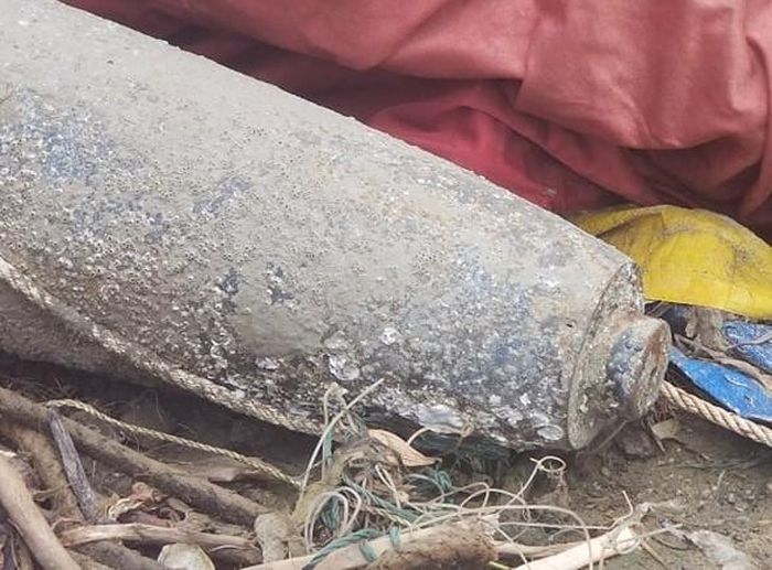 Phía đầu nắp ngòi nổ quả bom còn nguyên vẹn. 