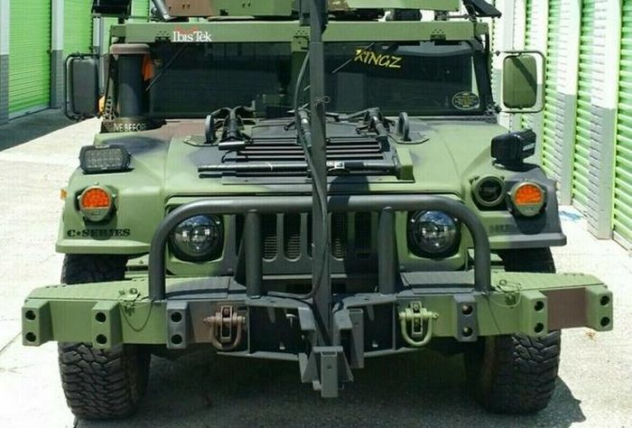  Dù có vẻ ngoài hầm hố giống một cỗ máy chiến tranh, chiếc Humvee 1993 này có thể chạy hợp pháp tại Mỹ. Xe sử dụng hệ thống dẫn động 4 bánh và có thể dễ dàng xử lý mọi địa hình dù phức tạp đến đâu. 