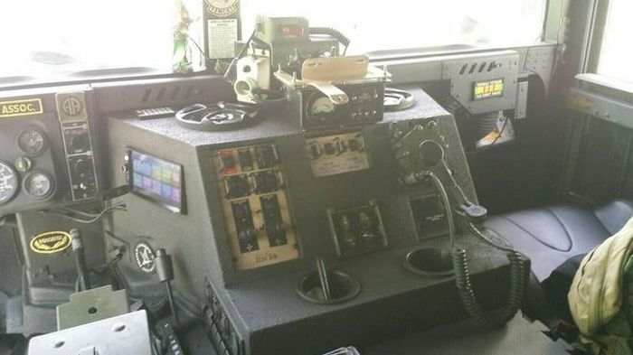  Ngoài tháp súng máy giả, Humvee 1993 còn được trang bị hệ thống liên lạc vệ tinh, bộ cộng cụ chuyên dụng ngay trên nắp capô dùng để tời và thực hiện nhiều nhiệm vụ đặc biệt khác, hệ thống camera trước và sau, cùng lớp kính dày có thể chống đạn. 