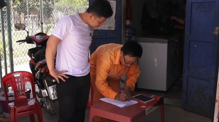 Công nhân ĐLTP đang khảo sát cấp điện mới cho khách hàng kinh doanh thực phẩm.