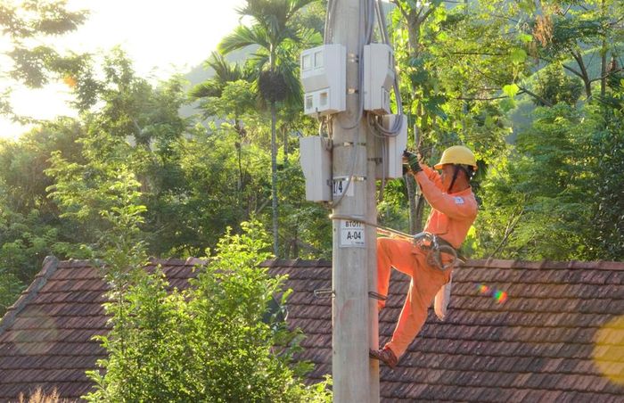 Lắp đặt công tơ mới cho bà con ở xã Ba Tô, huyện Ba Tơ.