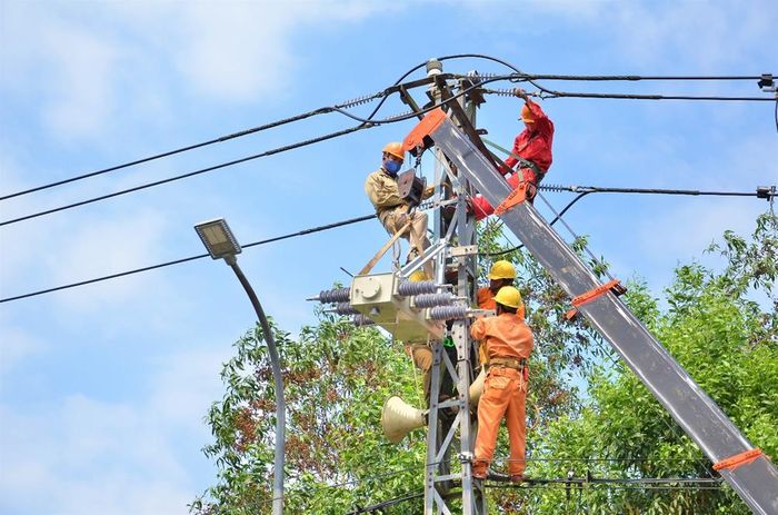 Công nhân ĐLTP thực hiện chuyển pha.