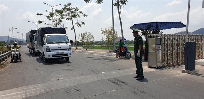 Xe hàng hóa qua cửa khẩu quốc tế Tịnh Biên, tỉnh An Giang. Ảnh: Chiến Khu
