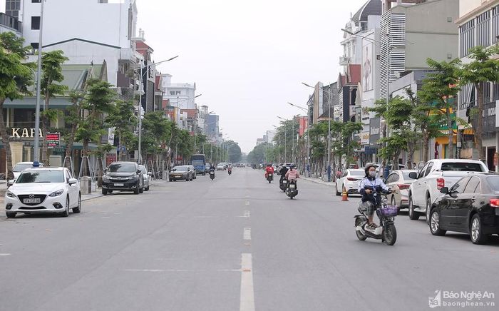 Đường Nguyễn Văn Cừ được UBND thành phố Vinh đầu tư chỉnh trang để xây dựng tuyến phố đi bộ. Ảnh: Lâm Tùng