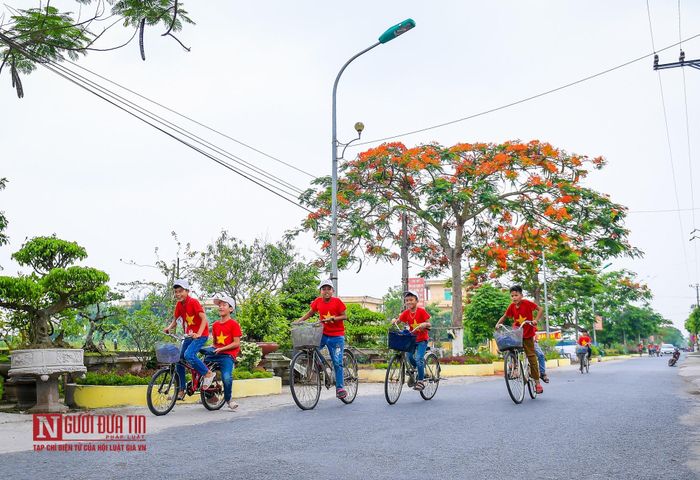 Hoa phượng còn được gọi là “hoa học trò” bởi mùa nở hoa vào tháng 5 cũng là tháng chia tay của các em học sinh. Nhưng năm nay thì khác - một năm học đặc biệt, các em vẫn phải đi học bù sau thời gian nghỉ dịch Covid - 19.