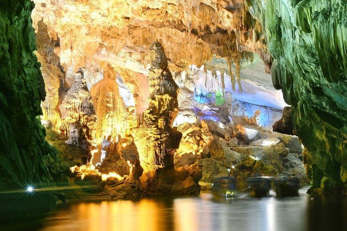 Những măng đá rũ xuống ở cửa hang đã góp phần tạo nên cái tên đầy thi vị “Phong Nha”, tức là “Gió luồn qua kẽ răng”. Tên gọi Phong Nha cũng bắt nguồn từ đây. Những thạch nhũ Phong Nha được đánh giá là đẹp và mất hàng triệu năm mới được hình thành.