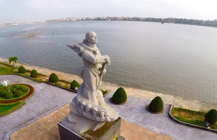 Tượng đài mẹ Suốt là một di tích lịch sử sẽ để lại trong bạn nhiều xúc động và ấn tượng sâu sắc