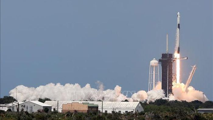 Tên lửa đẩy Falcon 9 mang theo tàu vũ trụ Crew Dragon của Tập đoàn SpaceX rời bệ phóng tại Trung tâm vũ trụ Kennedy ở Florida, Mỹ ngày 30/5/2020. Ảnh: AFP/TTXVN